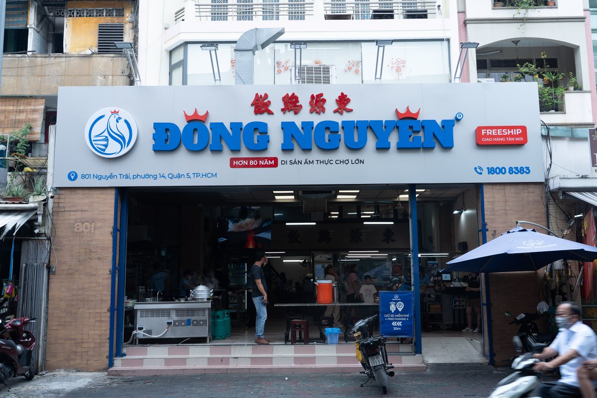 Mặt tiền Cơm Gà Đông Nguyên tại 801 Nguyễn Trãi, Quận 5, biển hiệu chữ Việt và chữ Hoa 東源雞飯
